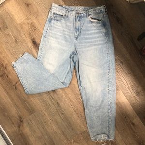 Frayed Relaxed Mom Jean (Light Wash)